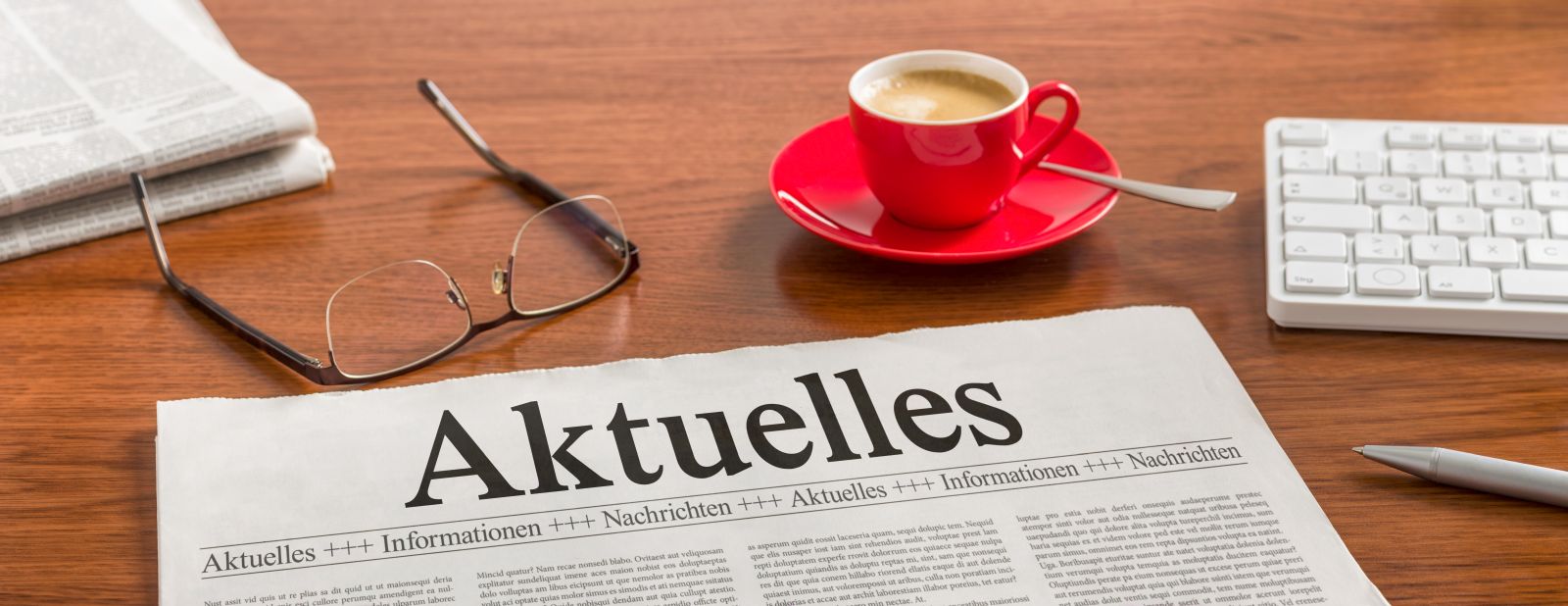 Zeitung auf einem Schreibtisch - Aktuelles